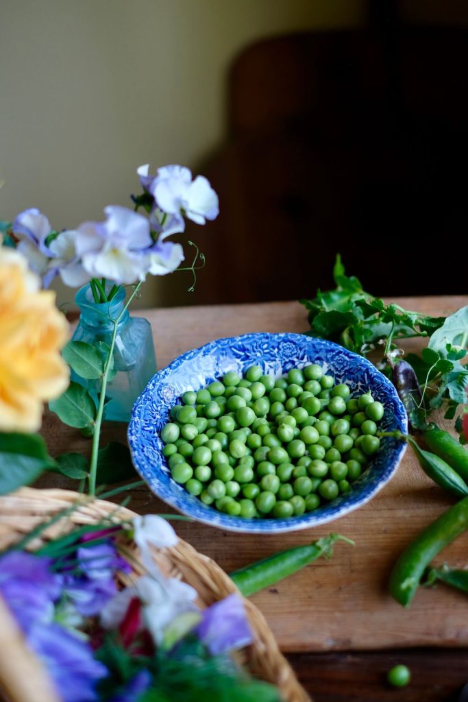 Shelled peas in a bowl